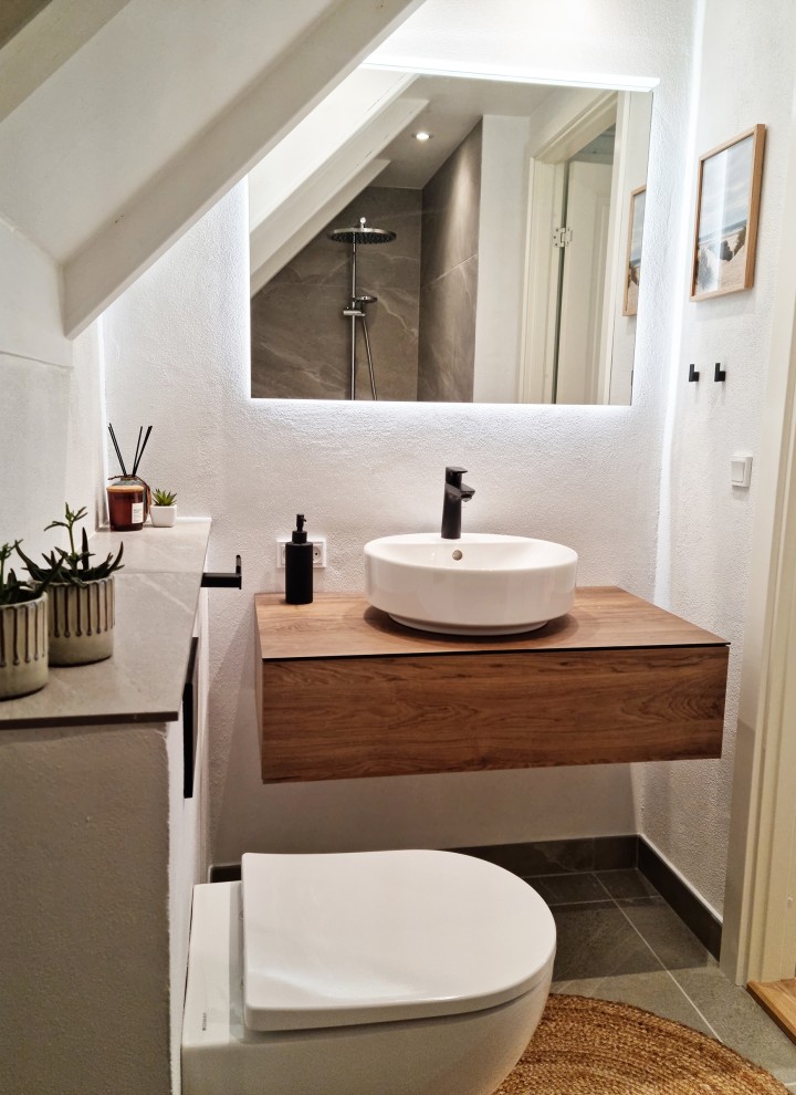 Small bathroom with roof pitch (© @triner2 and @strandparken3)