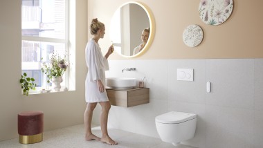 Bathroom in trendy Peach Fuzz with the Geberit AquaClean Alba shower toilet