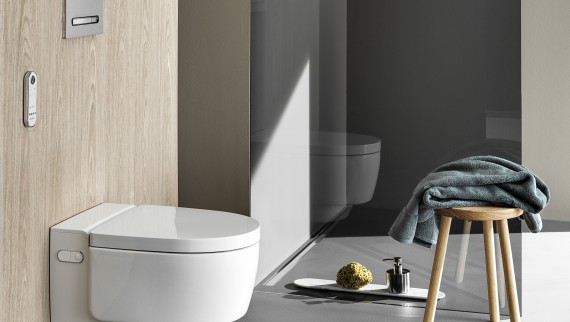 Geberit AquaClean Mera Comfort shower toilet with remote control and Sigma50 actuator plate (© Geberit) Geberit AquaClean Mera Comfort shower toilet with remote control and Sigma50 actuator plate (© Geberit)