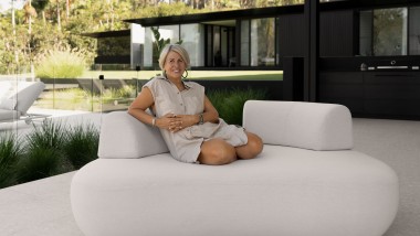 Architect Sarah Waller in her own Australian dream house (© Alyne Media)