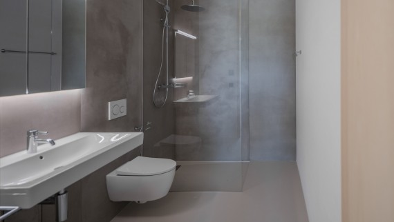Die Badezimmer sind mit WCs und Waschtischen von Geberit ausgestattet. (© Openly / Jens Ellensohn)