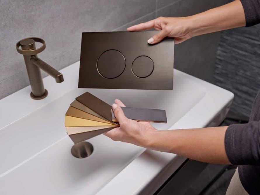 Geberit Sigma40 matching the washbasin tap in aged bronze metal finish