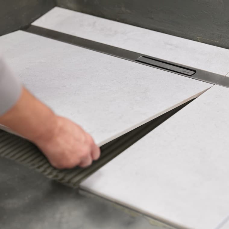 The clawing on the shower channel ensures a secure hold in the floor The clawing on the shower channel ensures a secure hold in the floor