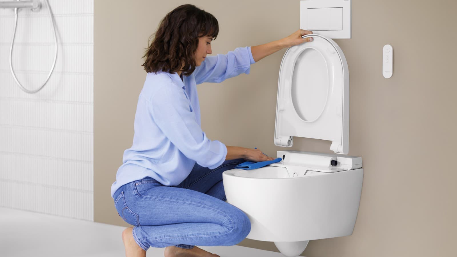 QuickRelease function with Geberit AquaClean Alba. The WC seat can be removed and cleaned in a few simple steps. QuickRelease function with Geberit AquaClean Alba. The WC seat can be removed and cleaned in a few simple steps.