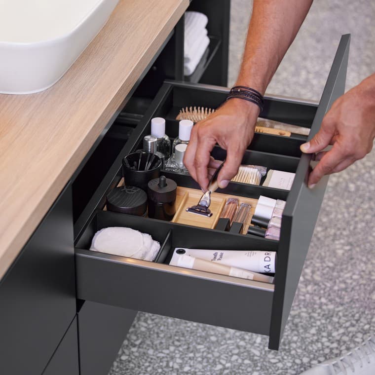 Cosmetics being sorted in the Geberit ONE washbasin cabinet with drawer inserts (© Geberit) Cosmetics being sorted in the Geberit ONE washbasin cabinet with drawer inserts (© Geberit)
