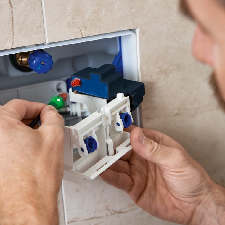 Display of the power supply during retrofitting of the HS05 hygiene flush unit by a sanitary professional Display of the power supply during retrofitting of the HS05 hygiene flush unit by a sanitary professional