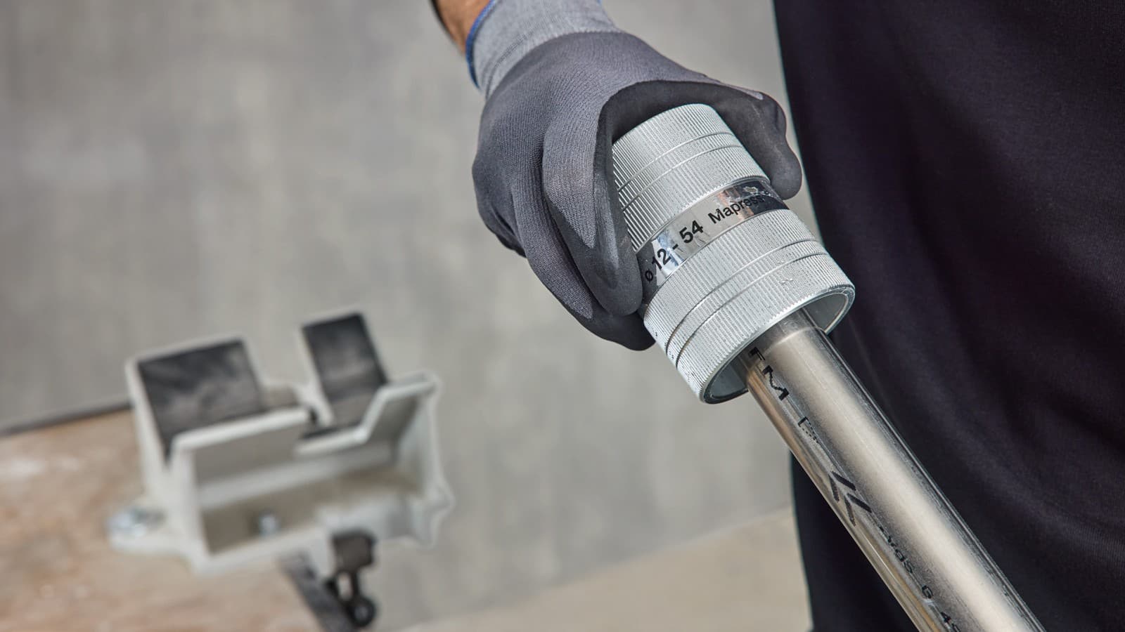 Deburring a Geberit Mapress system pipe after cutting to length with a saw Deburring a Geberit Mapress system pipe after cutting to length with a saw