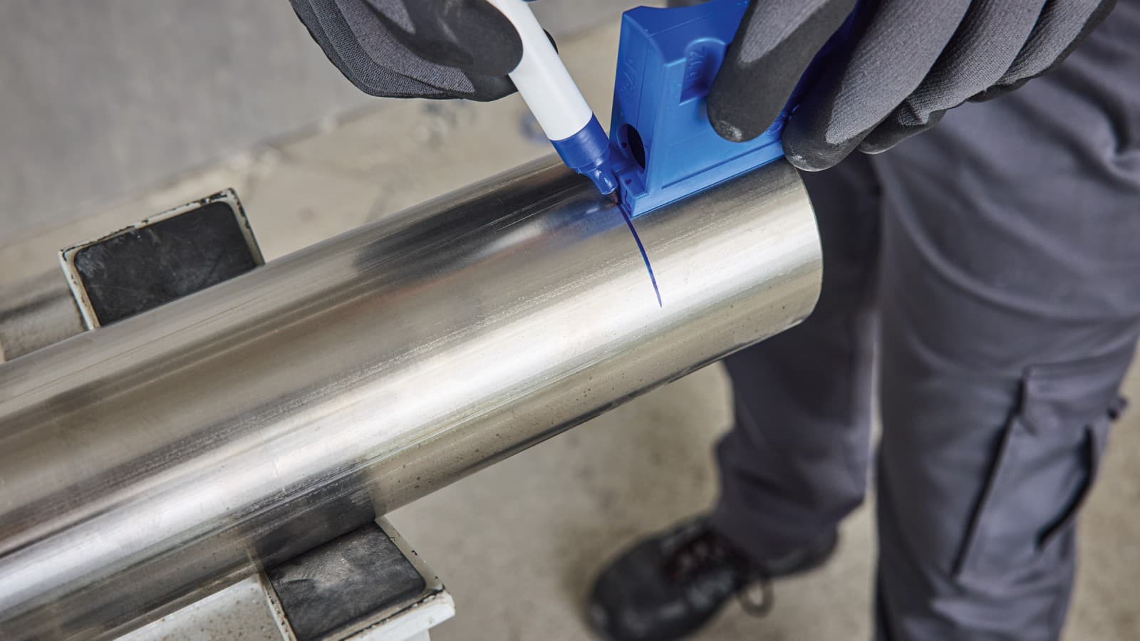Marking with the Geberit Mapress insertion distance template Marking with the Geberit Mapress insertion distance template